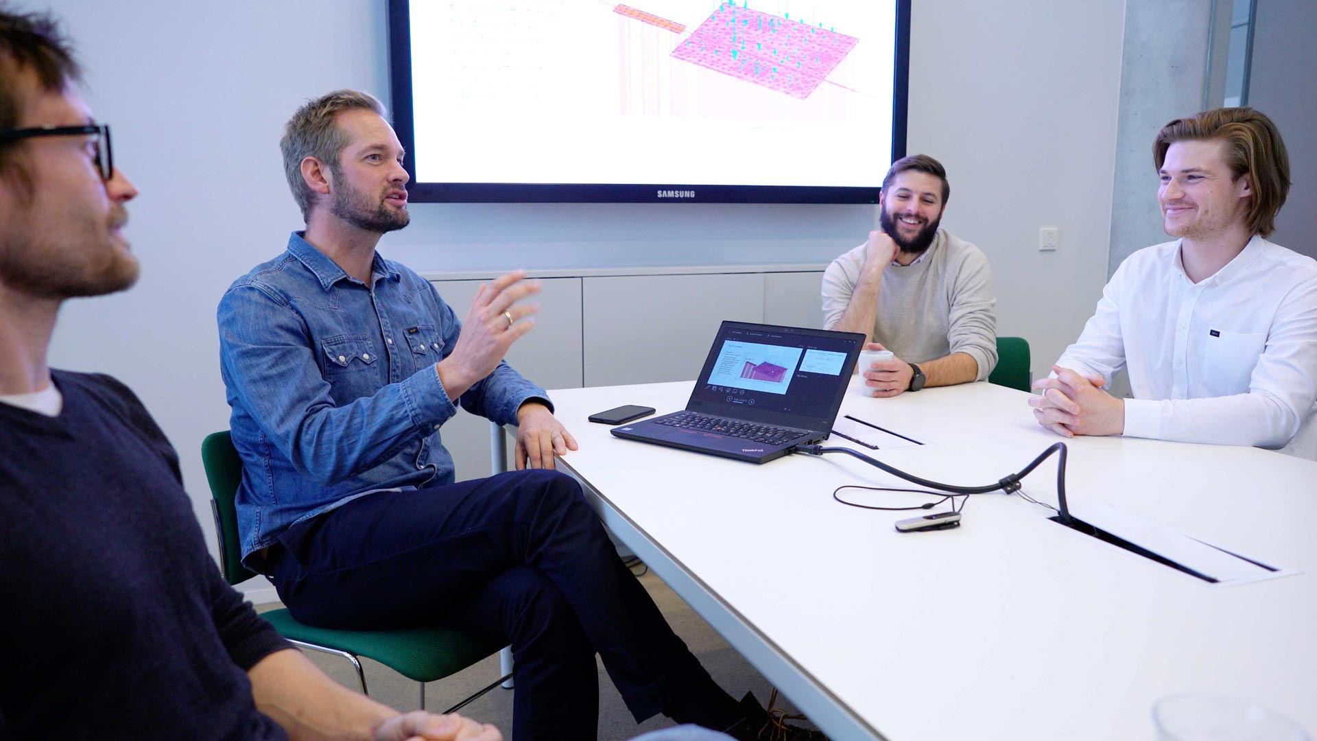 En servitris med hörselnedsättning