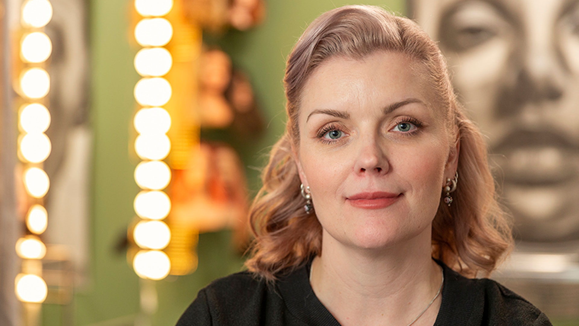 Maria, make up-artist och hårstylist: ”Jag vill att mina hörapparater ska synas”
