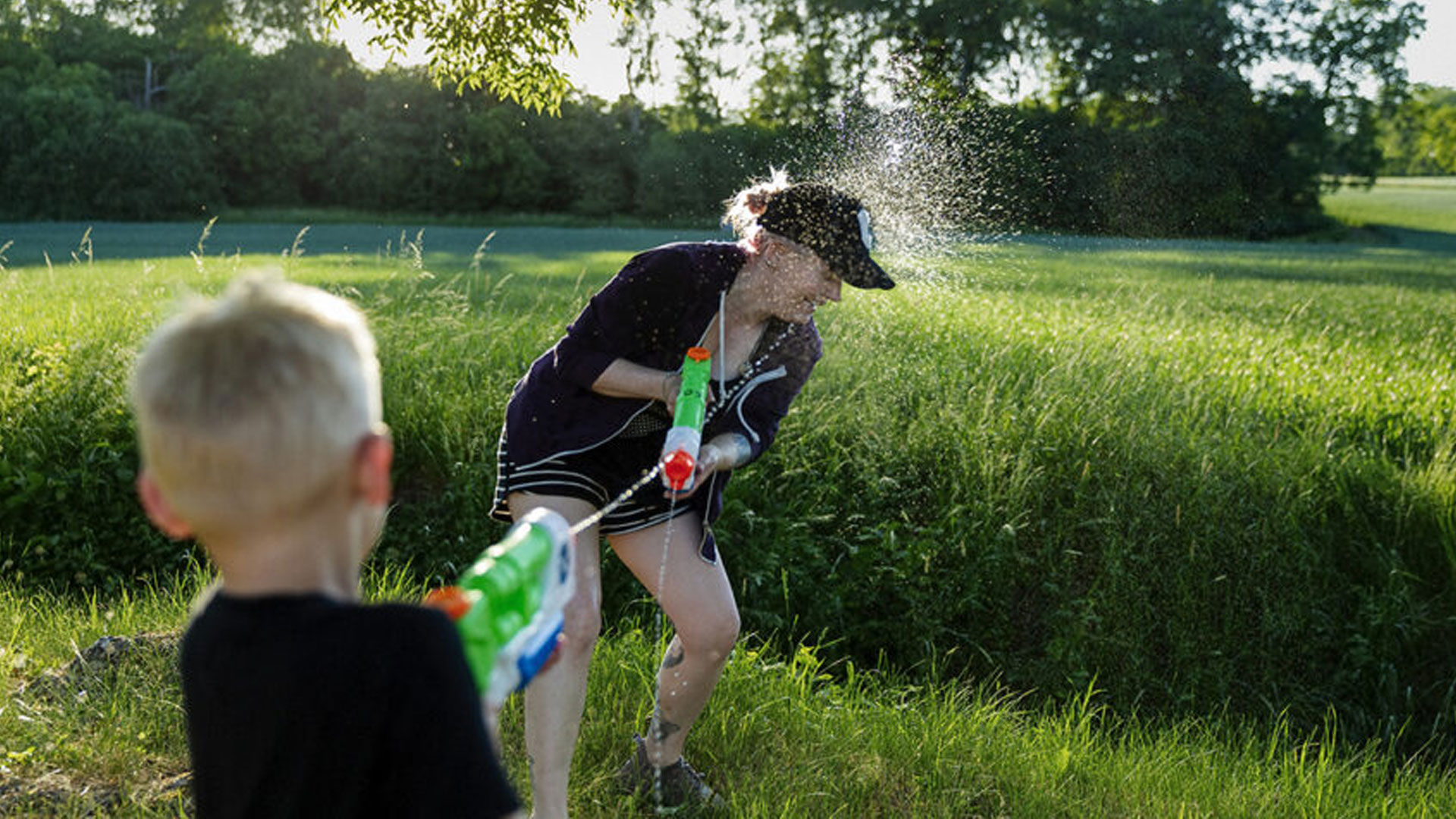 Marias nya hörapparater är vattensäkra och tar in ljud i 360 grader: ”Jag hör bra hela dagen, vad som än händer”