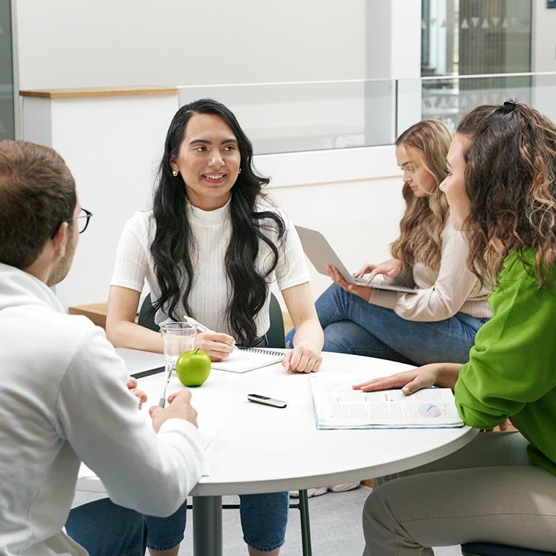 Madeline Brinkman förklarar hur Roger On-mikrofonen är den perfekta lösningen