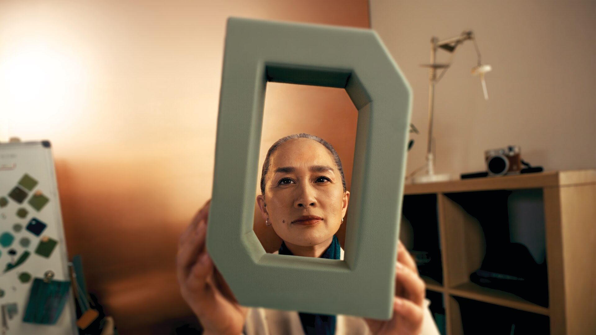  Blog teaser image focusing on Phonak Audéo EON design, showing a hearing aid created to fit naturally into clients’ everyday lives.