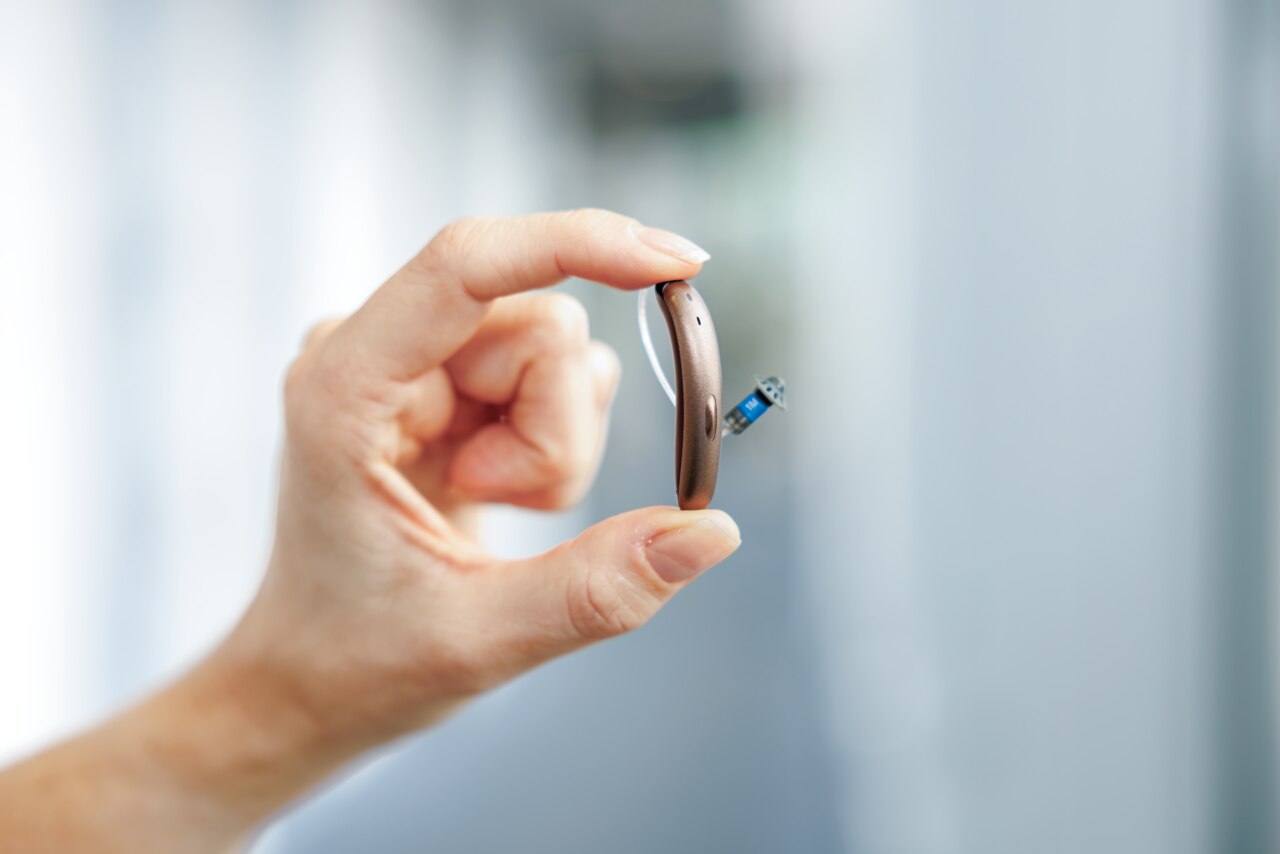 Phonak Slim close up in the hand of a women