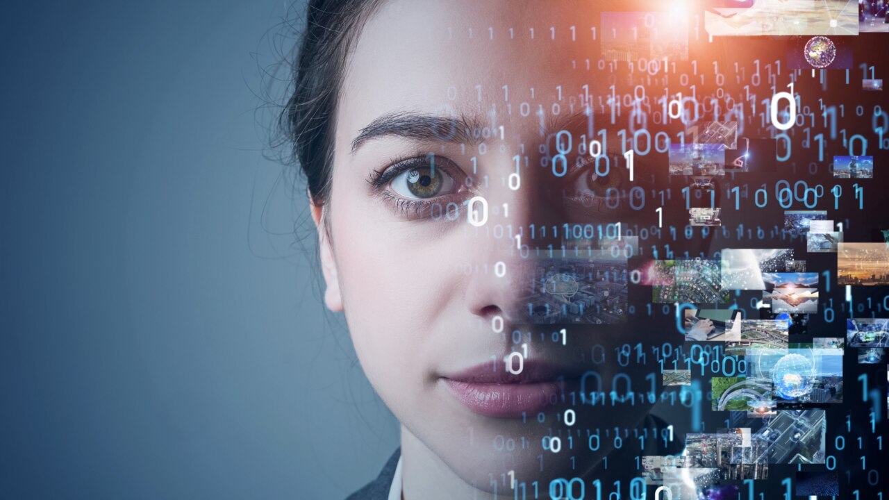 A close up on a woman's face with numbers and web images covering half of her face Makine öğrenimi ve büyük verilerden yararlanmak