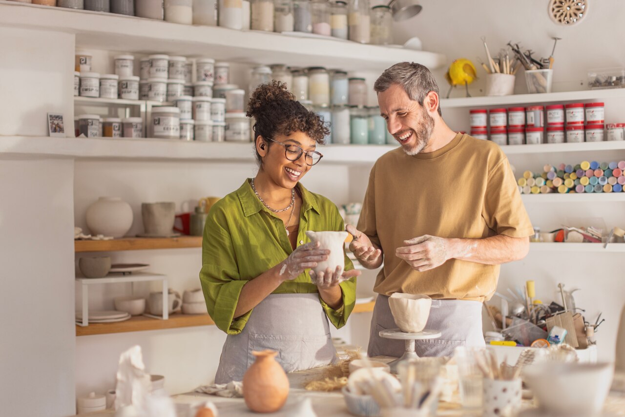 女士正在製作陶器