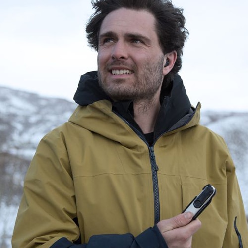 專業滑雪運動員、峰力男主角 Robin Gillon 的童年時光十分艱難。作為一個患有聽力損失的孩子，他不得不處理壓力。直到他發現了滑雪，他才自由地展現自我。 