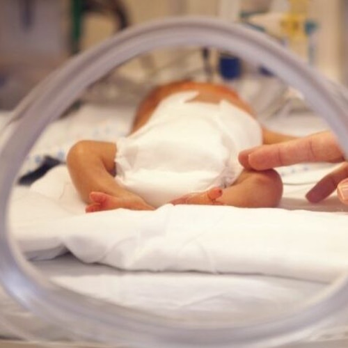 英國的新生兒很快將接受一項新的耳聾基因檢測。僅在英國，這種簡單的口腔拭子耳聾基因檢測每年就可以挽救約 180 名嬰兒，使其免於一種流行抗生素引發的深度耳聾。