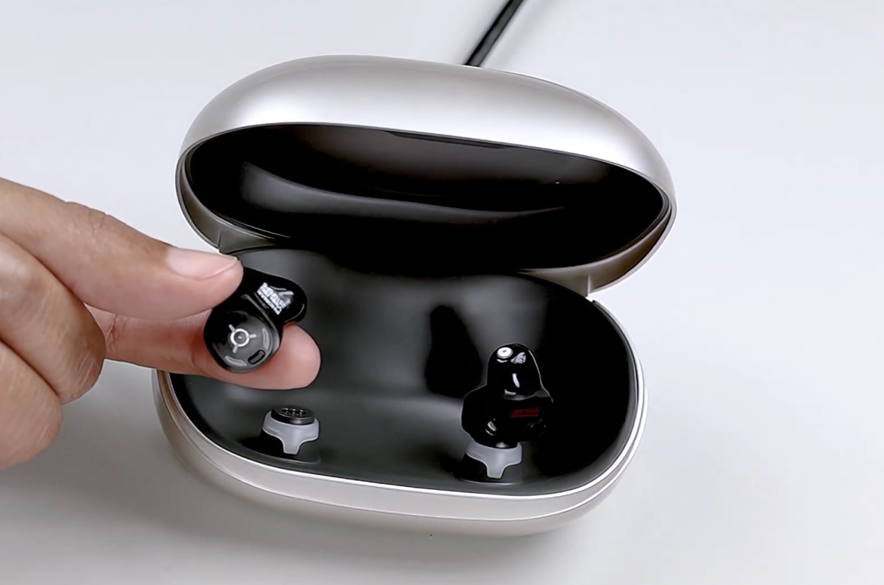 一家人在餐廳享用晚餐時笑著