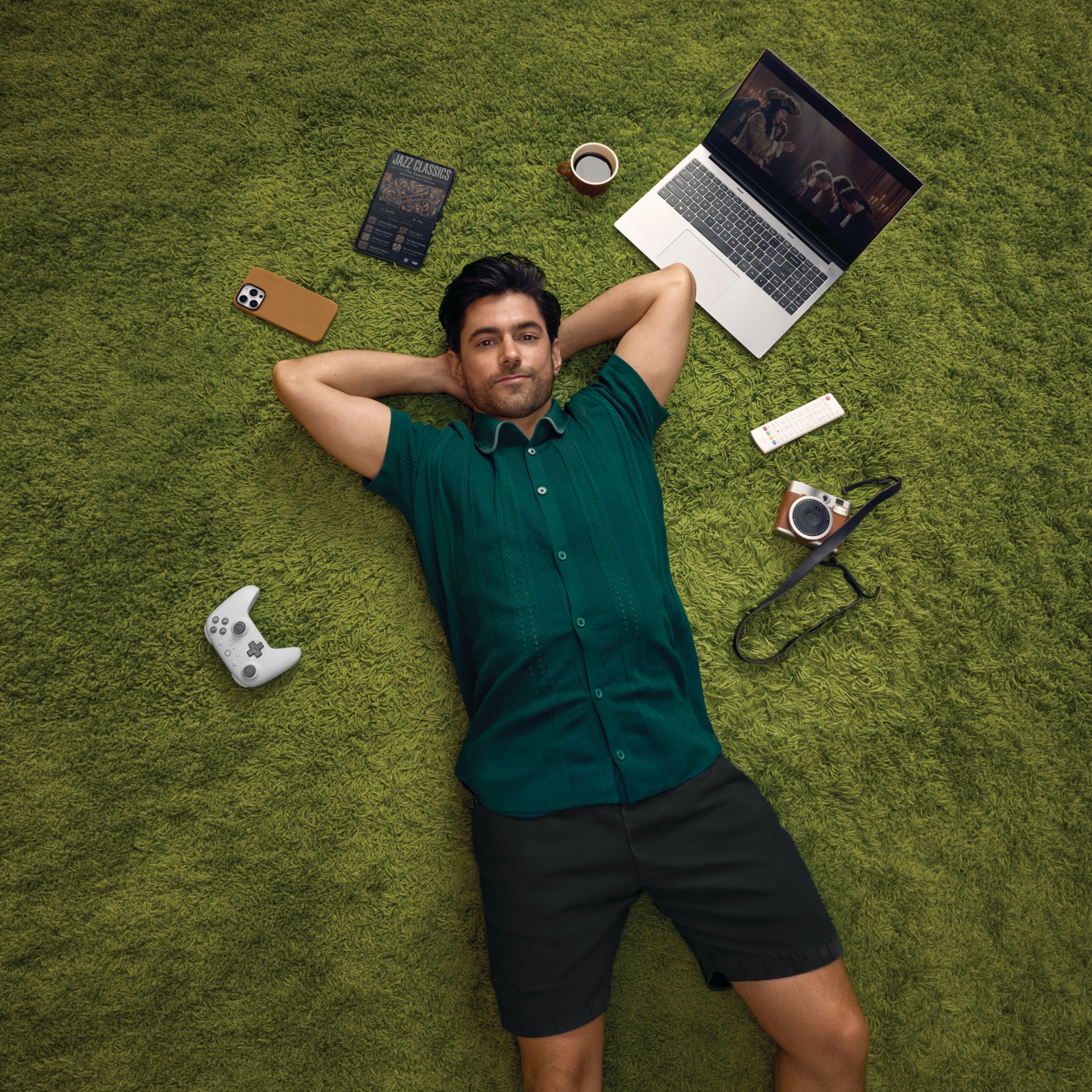 Person using Phonak Audéo™ EON   hearing aids with connected devices. 